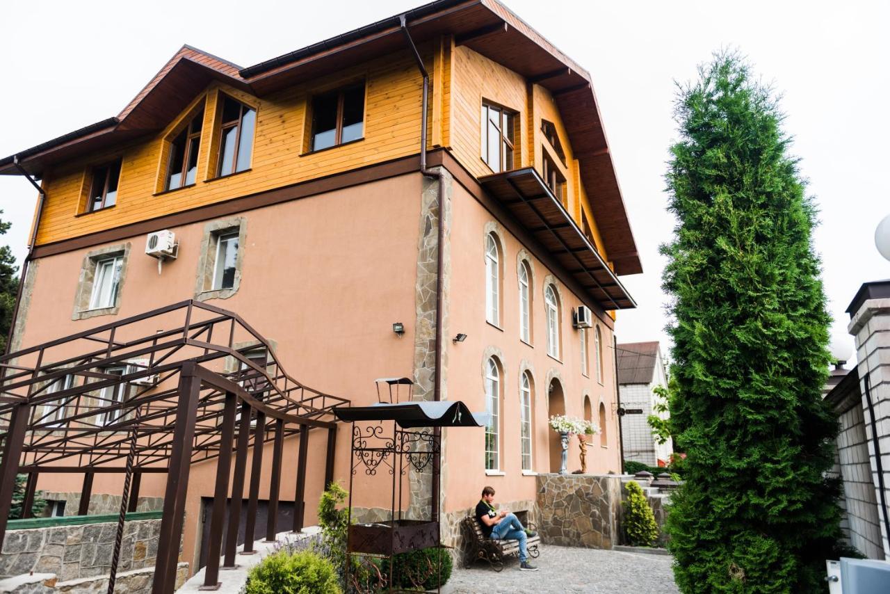 Golden Park Apartments Umanʼ Exteriör bild